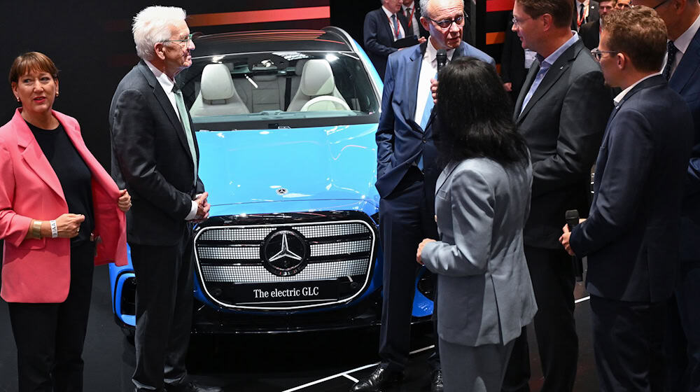 Bundeskanzler Friedrich Merz am Stand von Mercedes-Benz. / Foto: Sven Hoppe/dpa