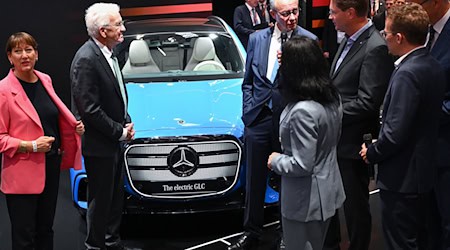 Bundeskanzler Friedrich Merz am Stand von Mercedes-Benz. / Foto: Sven Hoppe/dpa