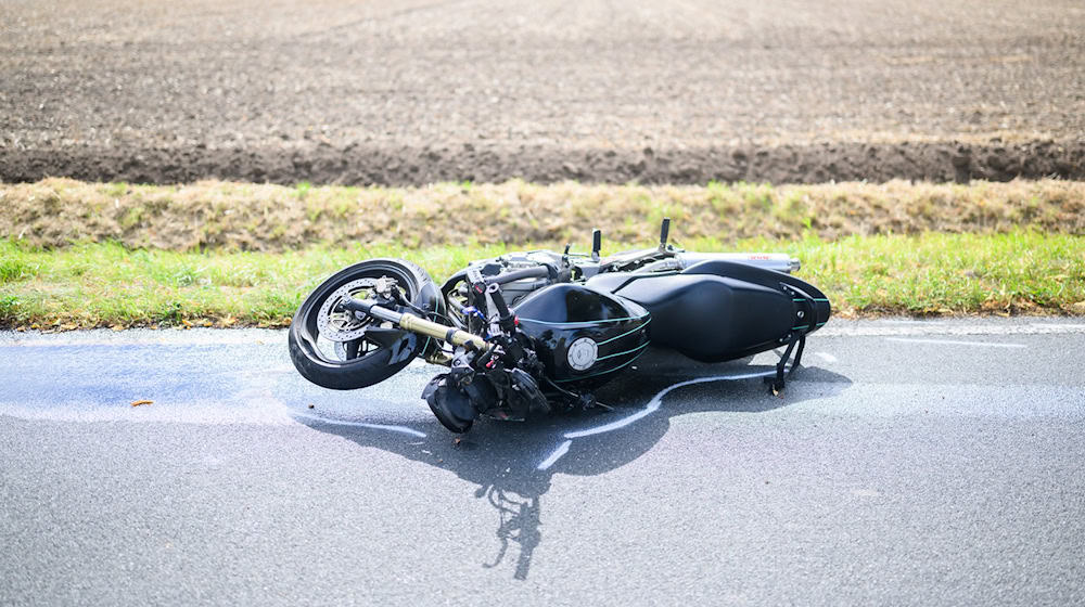 Der Motorradfahrer habe vor dem Aufprall noch versucht, auszuweichen. (Symbolbild) / Foto: Julian Stratenschulte/dpa