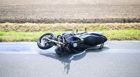Der Motorradfahrer habe vor dem Aufprall noch versucht, auszuweichen. (Symbolbild) / Foto: Julian Stratenschulte/dpa