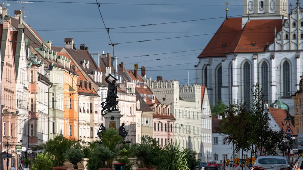 Die Maximilianstraße ist die bekannteste Feiermeile Augsburgs. Hier soll es zu einer homophoben Gewalttat gekommen sein. (Archivbild) / Foto: Stefan Puchner/dpa