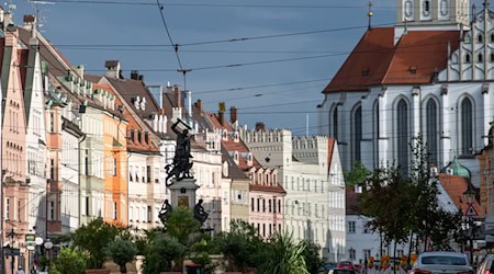 Die Maximilianstraße ist die bekannteste Feiermeile Augsburgs. Hier soll es zu einer homophoben Gewalttat gekommen sein. (Archivbild) / Foto: Stefan Puchner/dpa