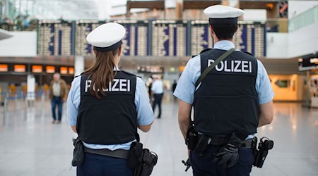 Nach einem Hinweis aus der Schweiz hat die Bundespolizei am Münchner Flughafen bei der Einreise einen wegen Millionenbetrugs international gesuchten Passagier festgenommen. (Symbolbild) / Foto: picture alliance / dpa