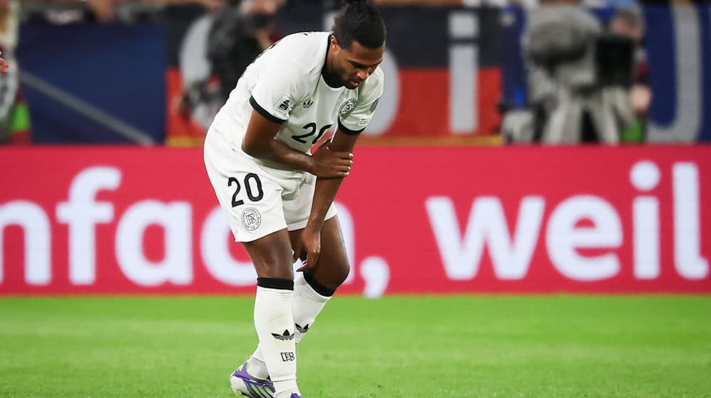 Serge Gnabry fasst sich in Bratislava an den verletzten linken Arm. / Foto: Christian Charisius/dpa