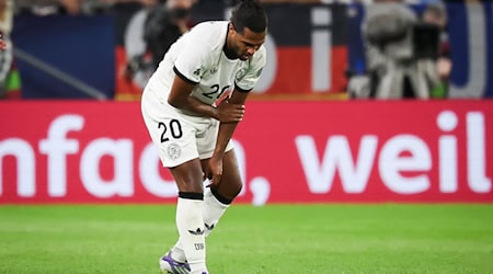 Serge Gnabry fasst sich in Bratislava an den verletzten linken Arm. / Foto: Christian Charisius/dpa