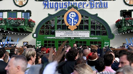 Nicht nur die Bierzelte, auch das gesamte Gelände war zeitweise überfüllt (Archivbild). / Foto: Felix Hörhager/dpa