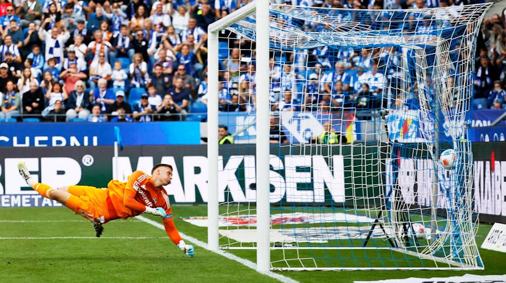 Nürnbergs Torwart Jan Reichert ist bei Karlsruhes 1:0 ohne Abwehrchance. / Foto: Philipp von Ditfurth/dpa