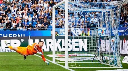 Nürnbergs Torwart Jan Reichert ist bei Karlsruhes 1:0 ohne Abwehrchance. / Foto: Philipp von Ditfurth/dpa