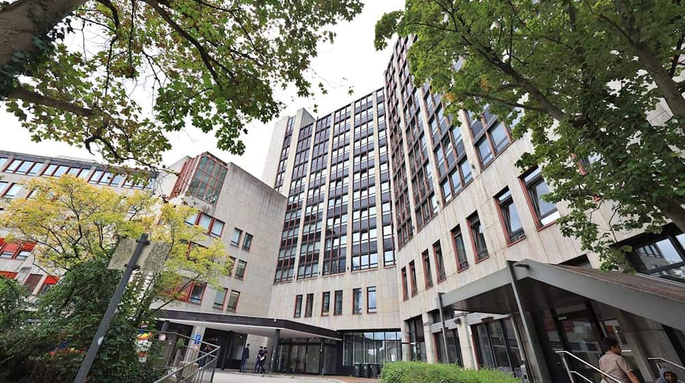 Auf elf Stockwerken sollen im neuen Anker-Zentrum in München künftig bis zu 900 Menschen untergebracht werden.  / Foto: Karl-Josef Hildenbrand/dpa