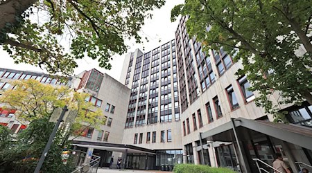 Auf elf Stockwerken sollen im neuen Anker-Zentrum in München künftig bis zu 900 Menschen untergebracht werden.  / Foto: Karl-Josef Hildenbrand/dpa