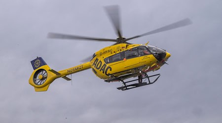 Ein Hubschrauber hat den schwer verletzten Jungen nach dem Hundebiss ins Krankenhaus geflogen. (Symbolbild) / Foto: Peter Kneffel/dpa