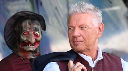 Auf dem Münchner Oktoberfest ist es Tradition, dass der Münchner Oberbürgermeister im Schottenhamel-Zelt das erste Fass ansticht. / Foto: Felix Hörhager/dpa