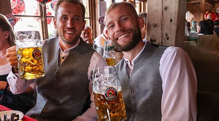 Die Bayern auf dem Oktoberfest: Hier stoßen Harry Kane (l) und Konrad Laimer an. / Foto: Alexandra Beier/FC Bayern München/dpa