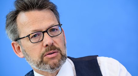 Sieht noch viele offene Fragen bis zur Entscheidung über den Olympia-Bewerber: DOSB-Vorstandschef Otto Fricke. / Foto: Bernd von Jutrczenka/dpa