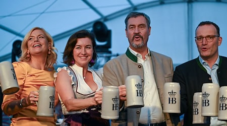 Die ersten Maßkrüge mit frisch gezapftem Oktoberfestbier gingen an die politische Prominenz / Foto: Soeren Stache/dpa
