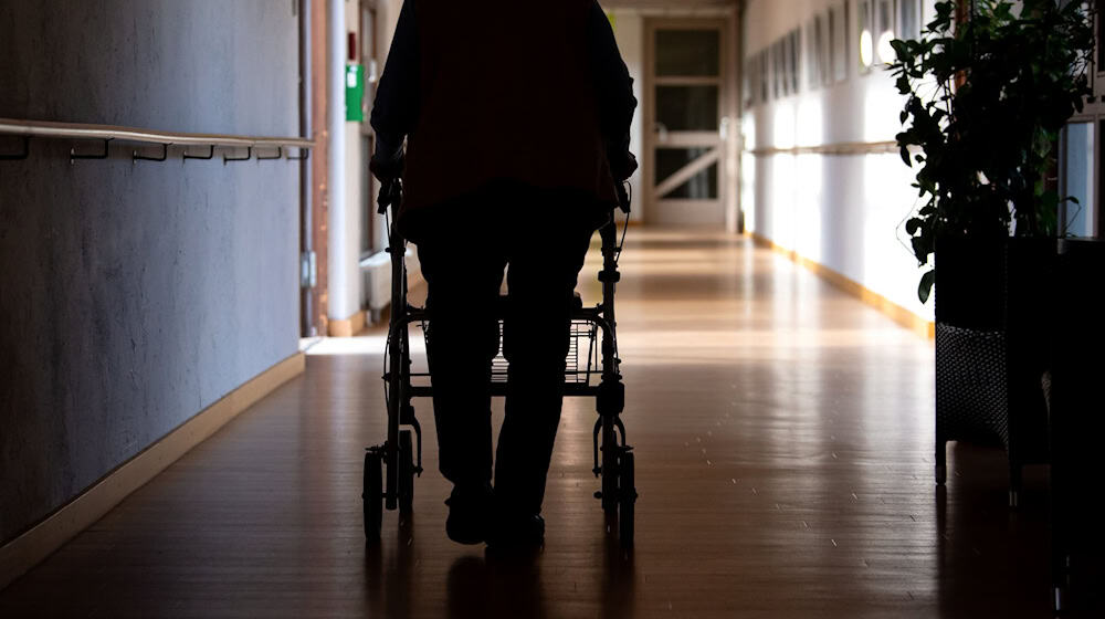 Pflegebedürftige müssen heuer länger auf das Landespflegegeld warten. (Symbolbild) / Foto: Sven Hoppe/dpa