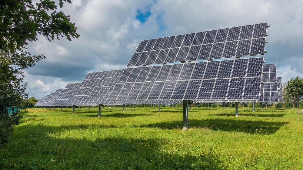 Großflächige Photovoltaikanlagen sind die Basis nachhaltiger Investments. Foto: Sebastian Ganso auf pixabay.com
