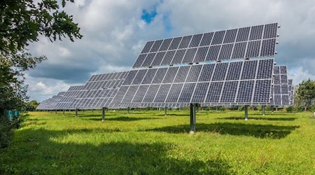 Großflächige Photovoltaikanlagen sind die Basis nachhaltiger Investments. Foto: Sebastian Ganso auf pixabay.com
