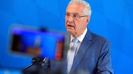 Bayerns Innenminister Joachim Herrmann (CSU) hat die Änderungen per Anweisung verfügt. (Archivbild) / Foto: Karl-Josef Hildenbrand/dpa