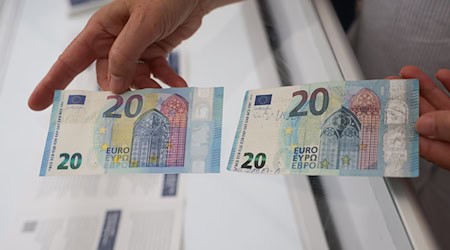 Falschgeld kann etwa im Vergleich mit originalen Banknoten oder durch das Prinzip «Fühlen, Sehen, Kippen» erkannt werden. (Symbolbild) / Foto: Christian Charisius/dpa