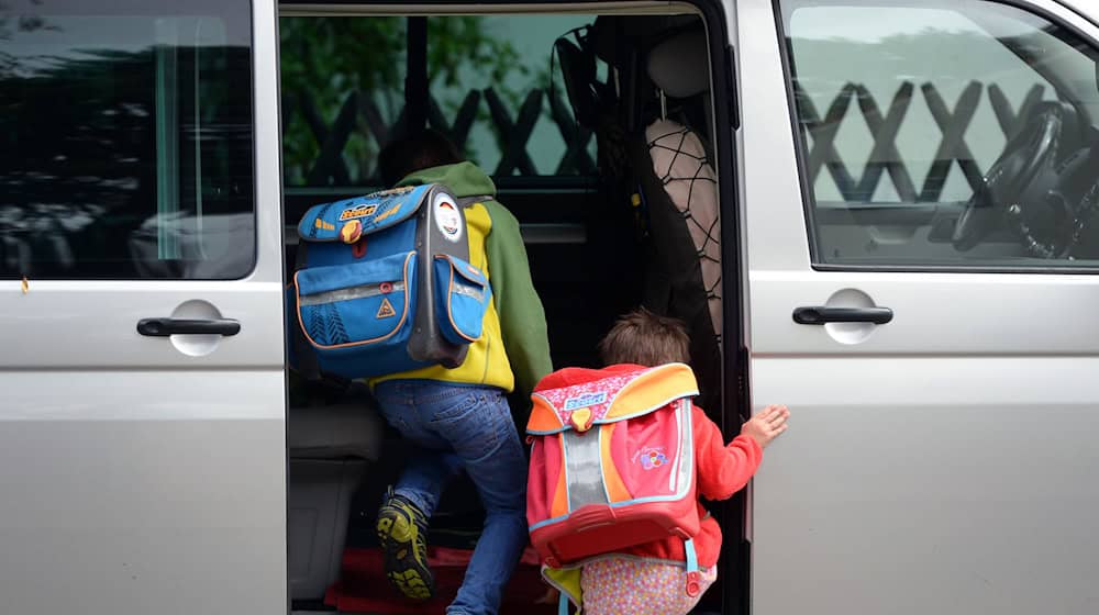 Kinder müssen im Auto korrekt angeschnallt werden - sonst droht ein Bußgeld. (Symbolbild) / Foto: Ralf Hirschberger/dpa-Zentralbild/dpa