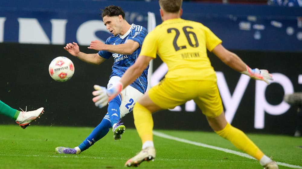 Der starke Schalker El-Faouzi scheitert knapp. / Foto: Bernd Thissen/dpa