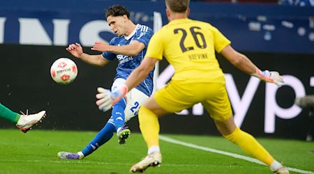 Der starke Schalker El-Faouzi scheitert knapp. / Foto: Bernd Thissen/dpa