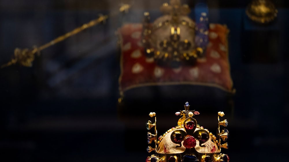 Die Kronjuwelen des einstigen Königreichs Böhmen werden auf der Prager Burg ausgestellt. (Archivbild) / Foto: Deml Ondøej/CTK/dpa