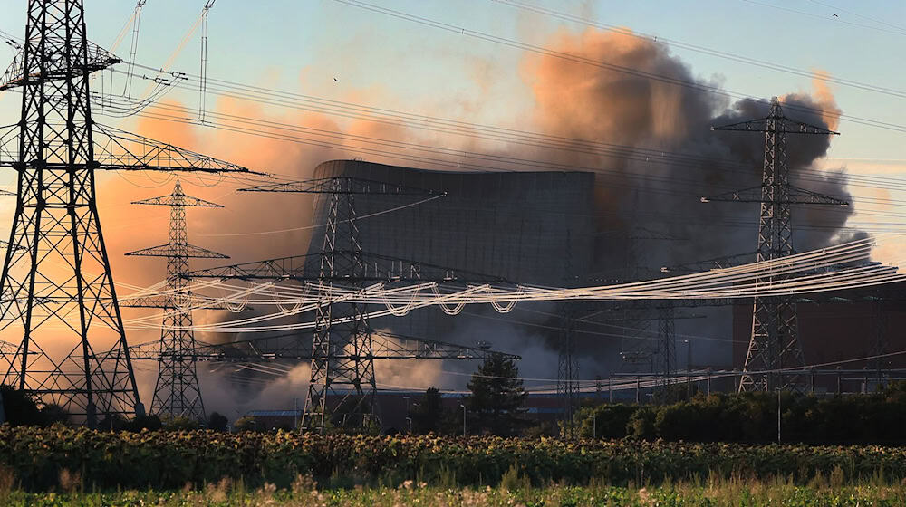 Im August 2024 wurden die Kühltürme des stillgelegten Kernkraftwerkes Grafenrheinfeld gesprengt. Ein Mann hatte dabei für Verzögerungen gesorgt. (Archivbild) / Foto: Karl-Josef Hildenbrand/dpa