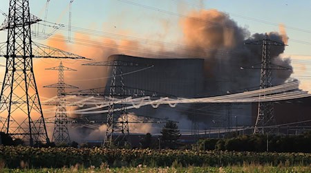 Im August 2024 wurden die Kühltürme des stillgelegten Kernkraftwerkes Grafenrheinfeld gesprengt. Ein Mann hatte dabei für Verzögerungen gesorgt. (Archivbild) / Foto: Karl-Josef Hildenbrand/dpa