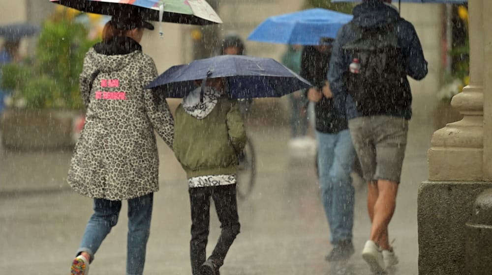 Am Dienstag sollen Regenwolken über den ganzen Freistaat ziehen. (Symbolbild) / Foto: Malin Wunderlich/dpa