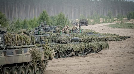 Panzer Leopard 2, die mit Getrieben des Rüstungsunternehmen Renk ausgestattet sind, bei einer Nato-Übung. Renk baut nun die Produktion um, damit künftig mehr Panzergetriebe gebaut werden können. (Archivfoto) / Foto: Kay Nietfeld/dpa