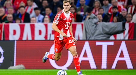Bayern-Verteidiger Josip Stanisic hat sich im Champions-League-Spiel gegen den FC Chelsea offenbar nicht ernsthaft verletzt. / Foto: Tom Weller/dpa