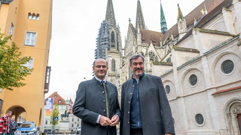 Bayerns Kabinett um Ministerpräsident Markus Söder (rechts) und Finanzminister Albert Füracker (beide CSU) machte Station in der Oberpfalz - in Regensburg. / Foto: Armin Weigel/dpa