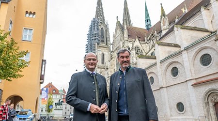 Bayerns Kabinett um Ministerpräsident Markus Söder (rechts) und Finanzminister Albert Füracker (beide CSU) machte Station in der Oberpfalz - in Regensburg. / Foto: Armin Weigel/dpa