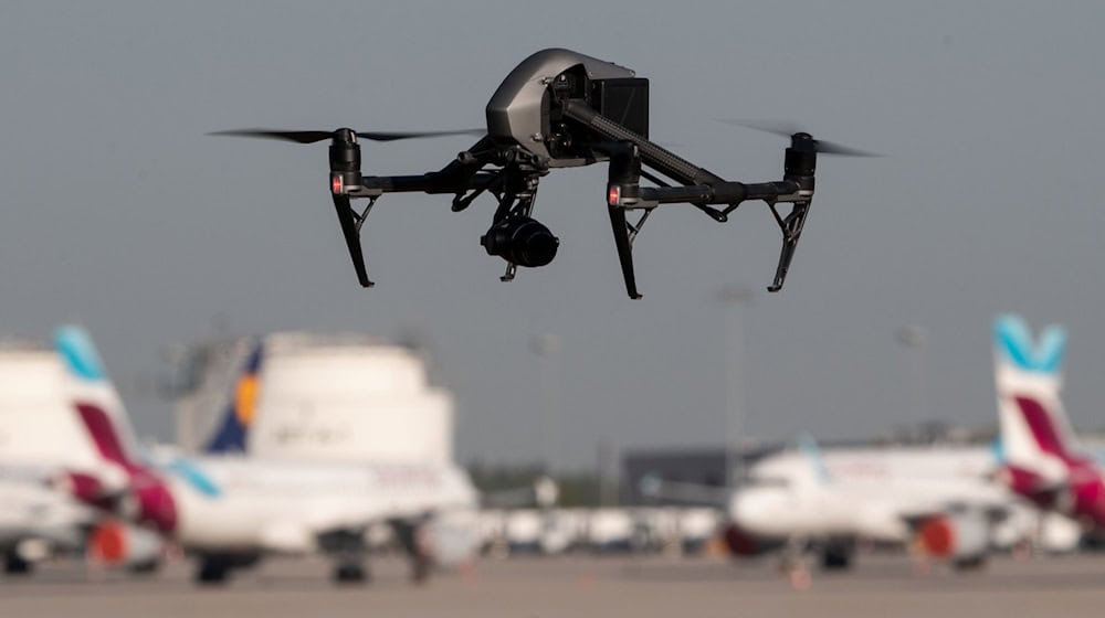 Drohnen sind für den Flugverkehr gefährlich - deshalb gilt an Flughäfen ein Flugverbot. Die Statistik zeigt aber: Die Gefährdungslage hat in den vergangenen Jahren zugenommen. (Illustration) / Foto: Marijan Murat/dpa