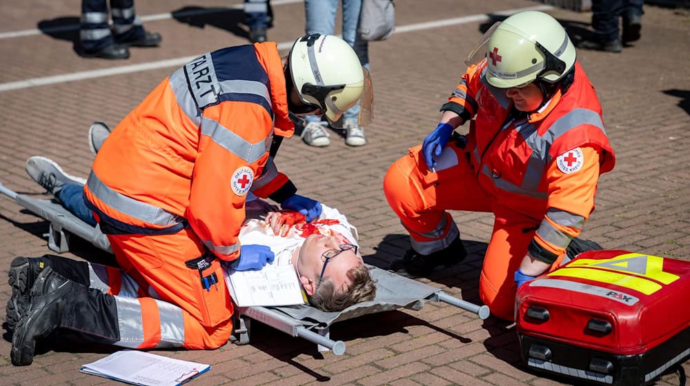 Beim Bevölkerungsschutz greifen in Bayern viele unterschiedliche Hilfsorganisationen ineinander. Um die Arbeit und Struktur bestmöglich aufzustellen, soll es ein neues Landesamt für Bevölkerungsschutz geben. (Illustration) / Foto: Daniel Karmann/dpa