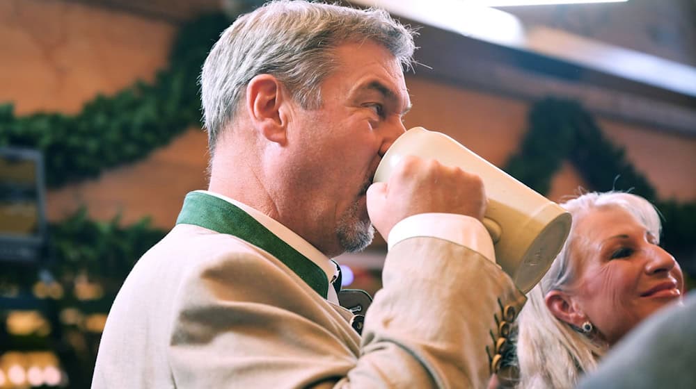 Na dann prost: Markus Söder hat zum Oktoberfest einen Wiesn-Hit eingesungen. (Archivbild) / Foto: Peter Kneffel/dpa