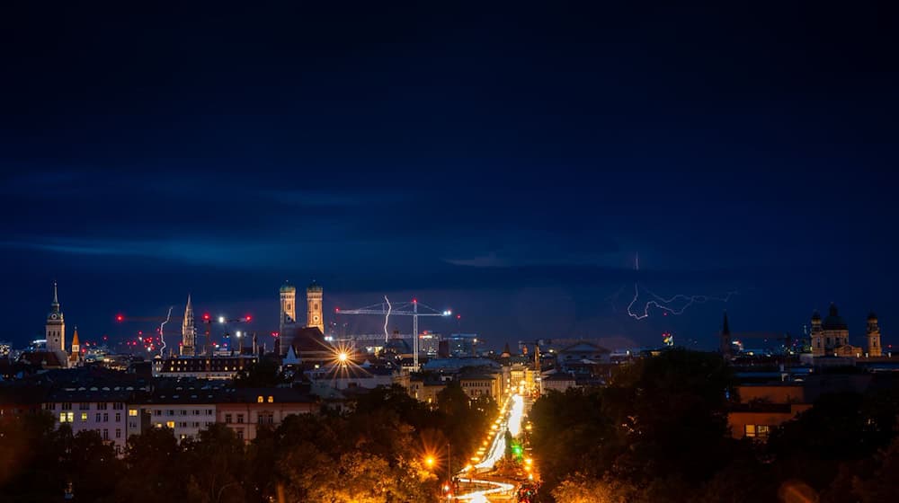 Es gab Gewitter am Donnerstagabend in München. Auch am Freitag soll es in Bayern regnen und gewittern.  / Foto: Peter Kneffel/dpa