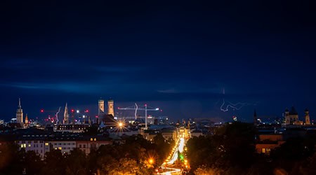 Es gab Gewitter am Donnerstagabend in München. Auch am Freitag soll es in Bayern regnen und gewittern.  / Foto: Peter Kneffel/dpa