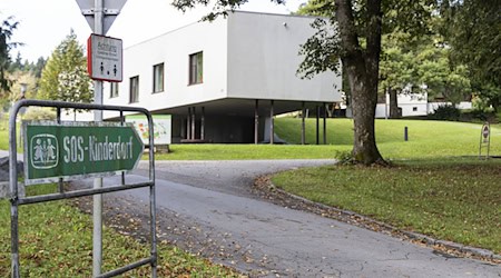 Eine Kommission soll den Umgang mit Missbrauchsfällen in SOS-Kinderdörfern aufarbeiten. (Archivbild) / Foto: Wolfgang Jannach/APA/dpa