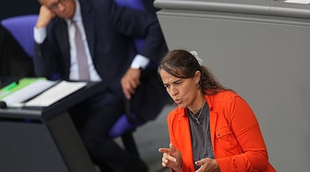 Die SPD-Abgeordnete Heike Heubach hielt ihre vierte Bundestagsrede in Gebärdensprache. / Foto: Michael Kappeler/dpa Die SPD-Abgeordnete Heike Heubach hielt ihre vierte Bundestagsrede in Gebärdensprache. / Foto: Michael Kappeler/dpa