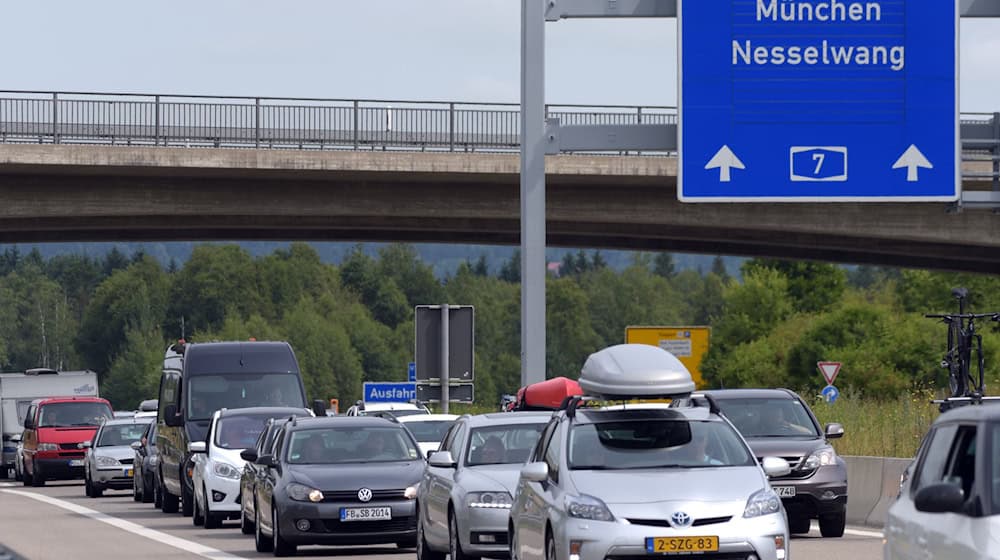 Der Stau auf der A7 entsteht regelmäßig durch die Blockabfertigung am Grenztunnel bei Füssen. (Archivbild) / Foto: picture alliance / dpa