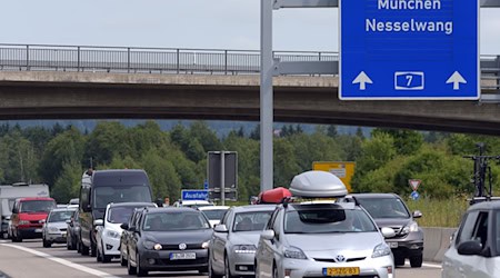 Der Stau auf der A7 entsteht regelmäßig durch die Blockabfertigung am Grenztunnel bei Füssen. (Archivbild) / Foto: picture alliance / dpa