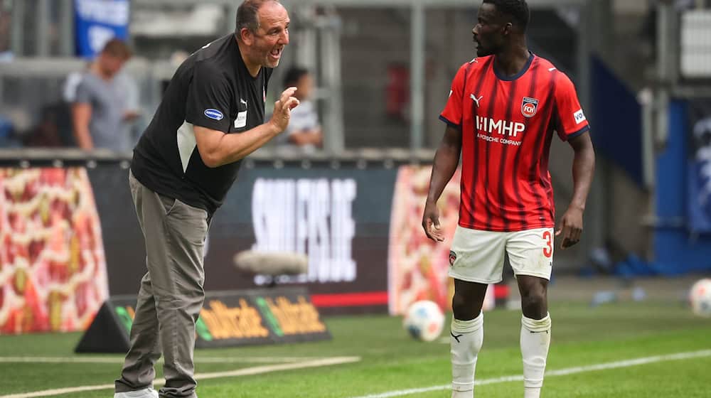 Trainer Frank Schmidt (l.) und seine Heidenheimer wollen den ersten Liga-Sieg der Saison. / Foto: Christian Charisius/dpa