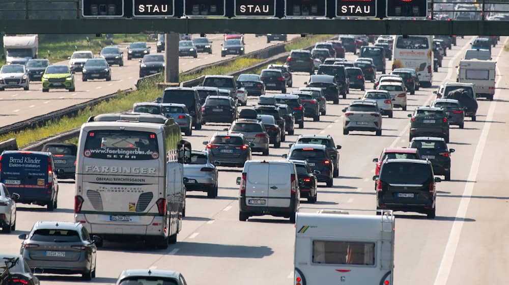 Auf den Autobahnen müssen Autofahrer am ersten Septemberwochenende viel Geduld mitbringen. (Archivfoto) / Foto: Stefan Puchner/dpa