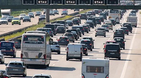 Auf den Autobahnen müssen Autofahrer am ersten Septemberwochenende viel Geduld mitbringen. (Archivfoto) / Foto: Stefan Puchner/dpa