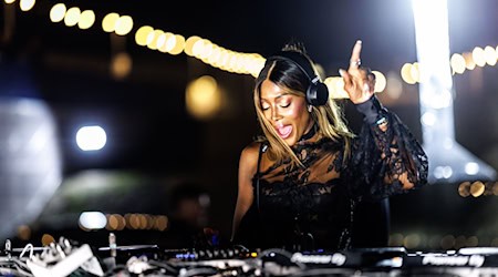 Naomi Campbell gab in München ihr Debüt am DJ-Pult. / Foto: Matthias Balk/dpa
