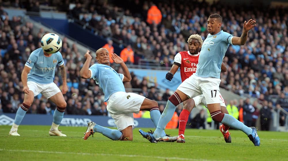 Vincent Kompany (Mitte) und Jérôme Boateng spielten - wie hier im Oktober 2010 - zusammen für Manchester City. (Archivfoto) / Foto: picture alliance / dpa