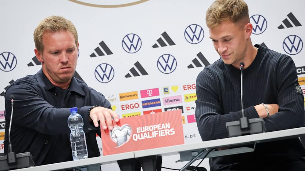 Joshua Kimmich (r) macht sich über die Transfersummen im Fußball seine Gedanken.  / Foto: Christian Charisius/dpa